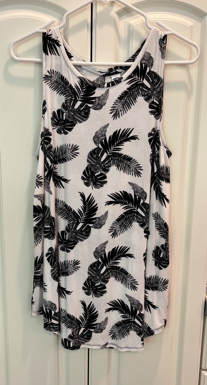 Old Navy womens tank top size M black & white tropical print