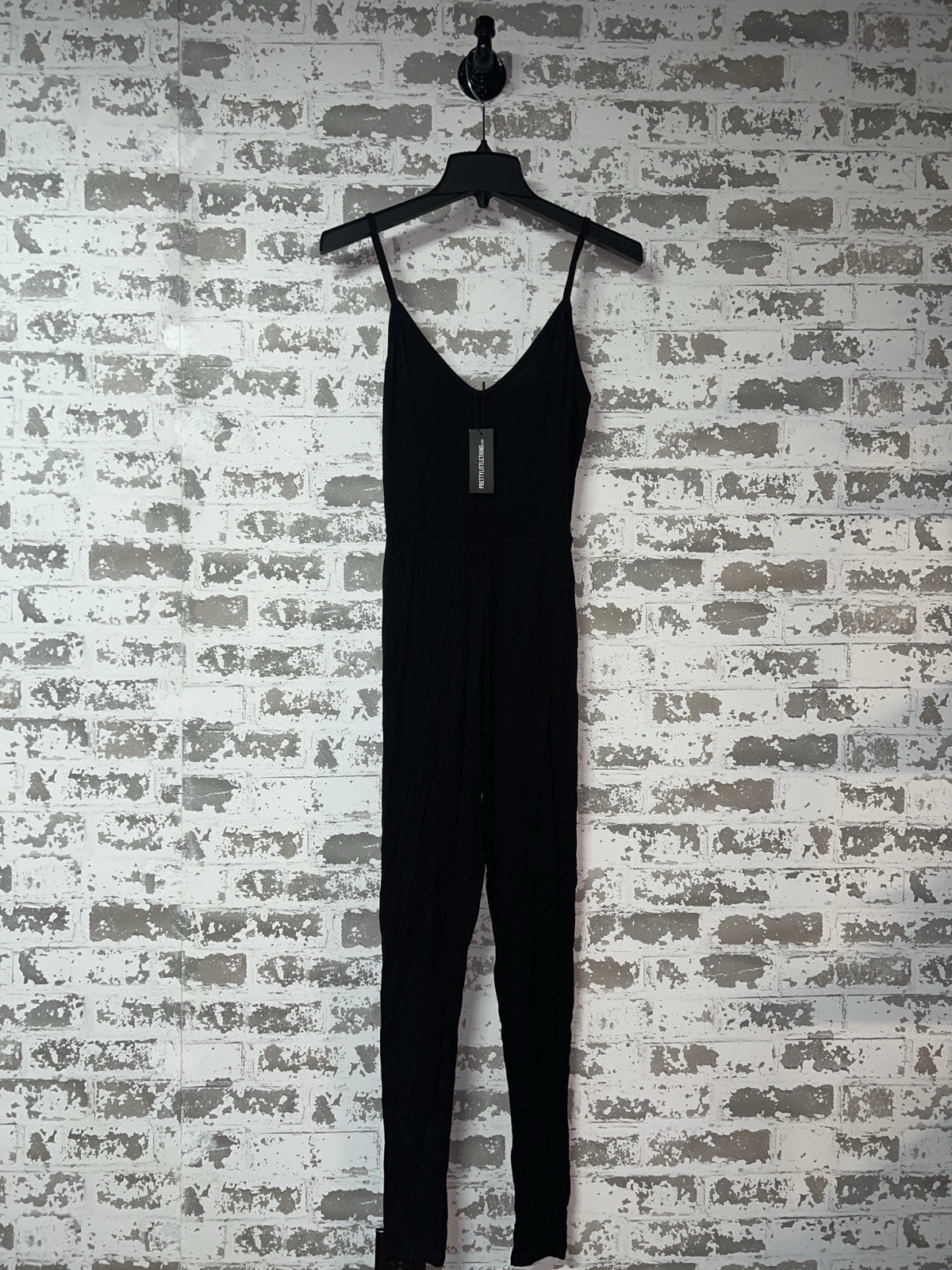 NWT! Prettylittlething PLT Black Basic Strappy Plunge Jumpsuit – Black Size 4