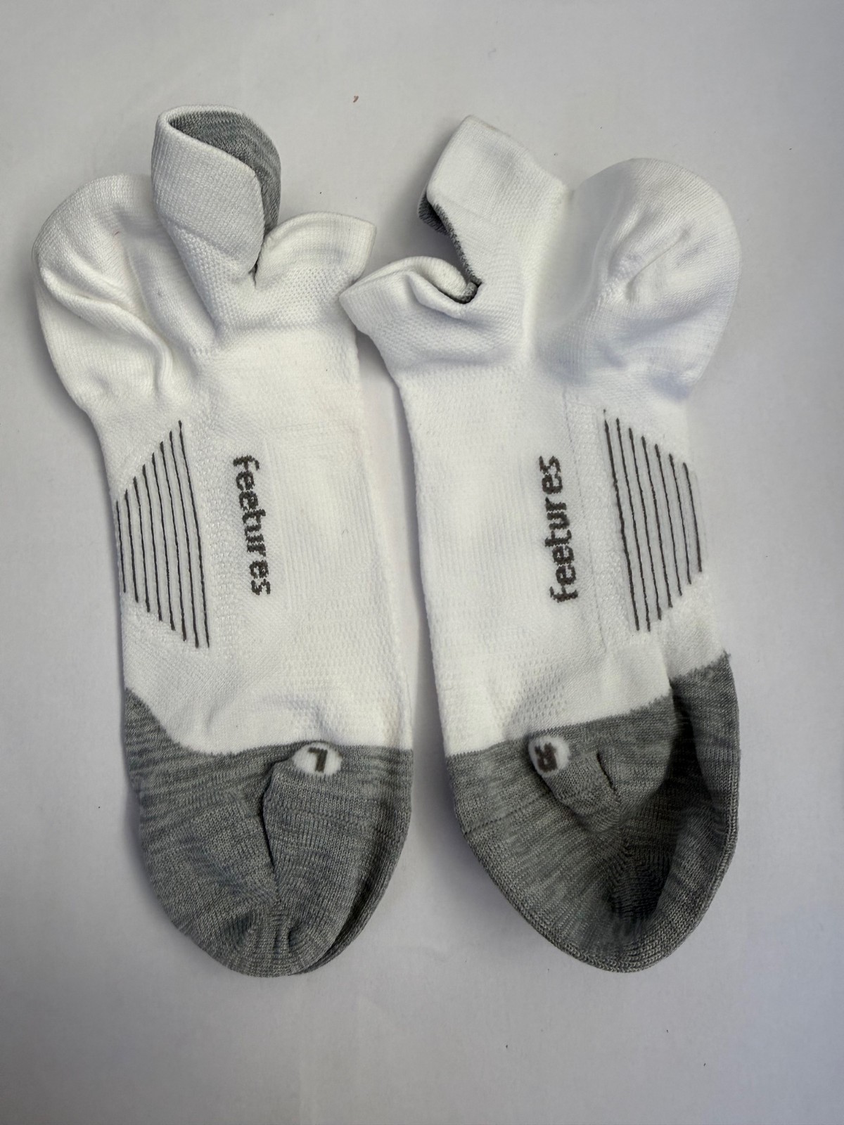 Feetures white ankle socks L